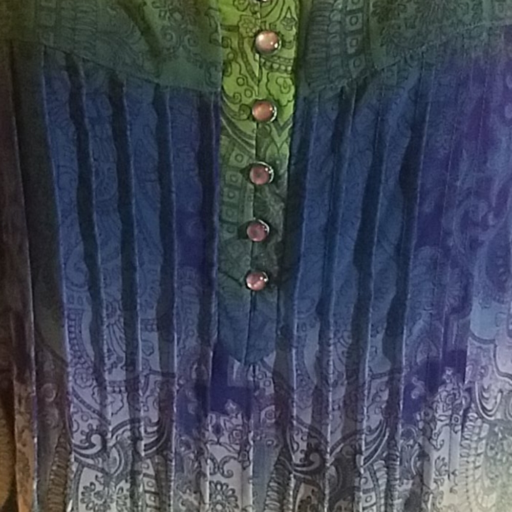 Flattering women's dress (NWT) - Picture 2 of 5